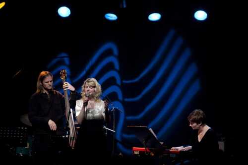 Bilde av musikere på scenen på Nordlys festivalen.