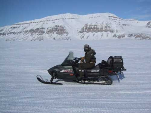 Ann-Jorid Pedersen på snøskuter på Svalbard
