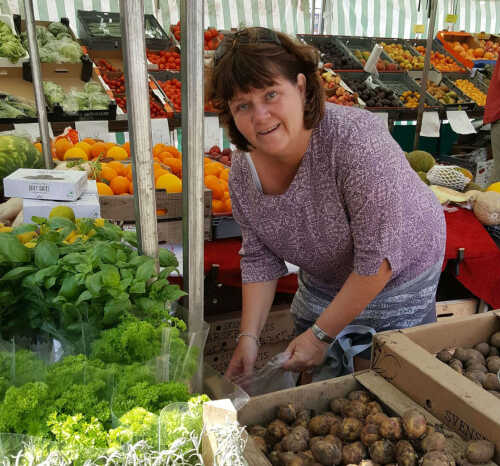 Marie Bergsli på grønnsaksmarked