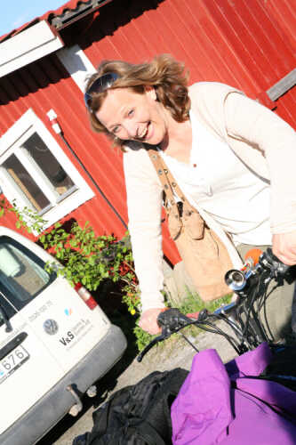 Ingrid Solberg Sætre på moped på Koster