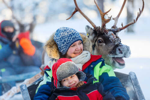 Mor og barn med reinsdyr