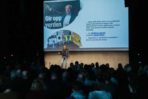 Bilde av Ove D. Jakobsen på scenen.