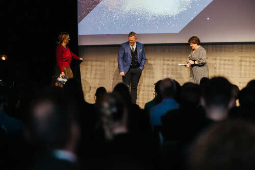 Bilde av Ann-Jorid Pedersen, Erik Taraldsen og Marie Bergsli på scenen.