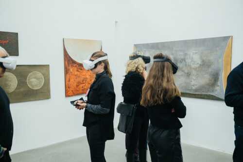 Bilde av deltakere som prøver VR-briller på Bodøgaard Kunst & Kultur.