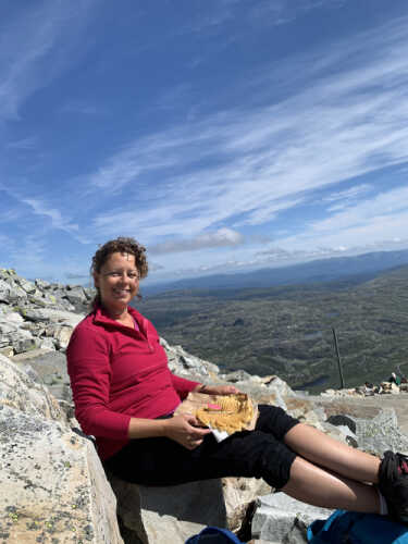 Bilde av Kristin på fjellet som spiser vaffel.