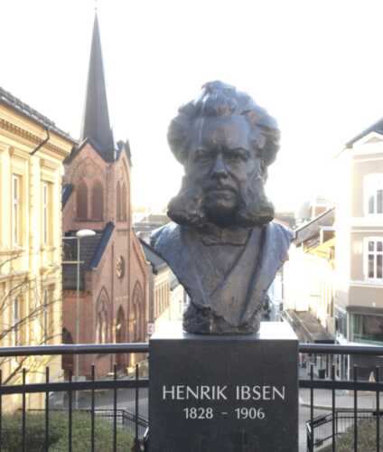 Bilde av Ibsen statue i Skien.