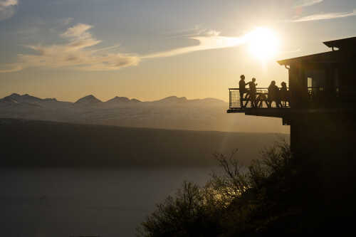 Bilde fra restaurant fjelleheisen i solnedgang.