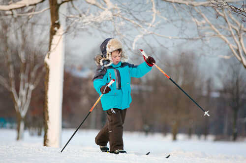 Litet barn går på ski