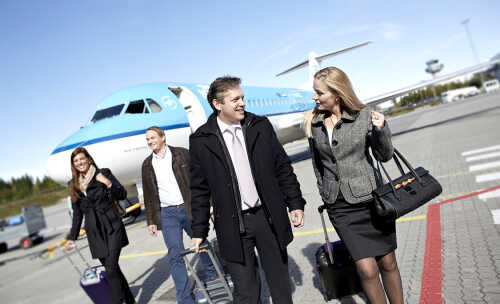 Konferansegjester foran KLM fly på Torp Lufthavn