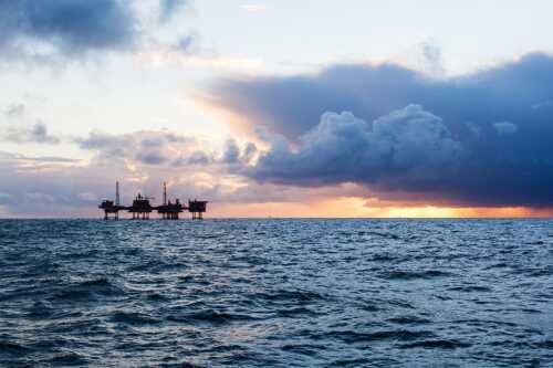 Oljeplattform i solnedgang i Nordsjøen